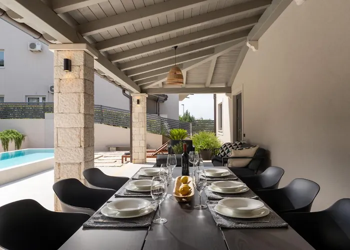 Modern Molindrio With Pool In Пореч